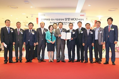 지난 2014년 7월 29일 서울 중구 롯데백화점 본점 중소기업상생관 ‘드림플라자’에서 열린 롯데백화점-중소기업중앙회 상생체결식에서 김기문 전 중소기업중앙회 회장(좌측 일곱 번째부터)과 이원준 롯데백화점 대표이사 등 관계자들이 기념촬영을 하고 있다. 중기중앙회 제공