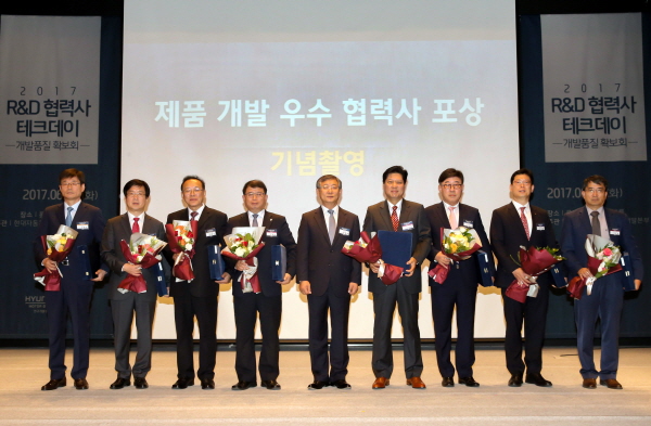 △ 양웅철 현대기아차 연구개발본부 부회장이 '2017 상반기 R&D 협력사 테크데이'에서 연구개발 우수 협력사로 선정된 업체 관계자들과 기념 촬영을 하고 있다. 사진 왼쪽부터 모토닉 신현돈 사장, 마그나파워트레인코리아 이근준 사장, 서진오토모티브 이희석 사장, 프라코 전학관 사장, 현대기아차 양웅철 부회장, 한온시스템 이인영 사장, 서한산업 김진언 사장, 유라코퍼레이션 엄대열 사장, 에스엘 박흔철 부사장. 사진=현대자동차.