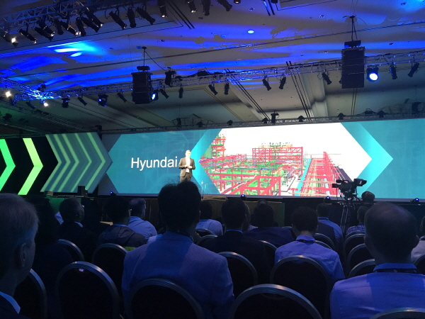 △14일(현지시간) 미국 라스베가스에서 열린 '헥사곤라이브2017' 에서 키노트 연사가 골든밸브어워드 애니메이션 부문 최우수상을 수상한 현대엔지니어링의 출품영상을 소개하고 있다. /사진제공=현대엔지니어링