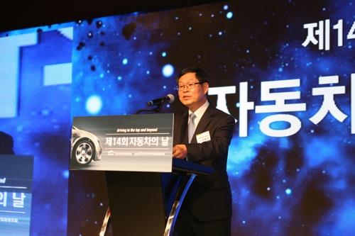 △ 김용근 한국자동차산업협회장이 15일 그랜드 인터콘티넨탈 서울 파르나스 호텔에서 열린 '제14회 자동차의 날' 기념식에서 기념사를 하고 있다. 사진=한국자동차산업협회.