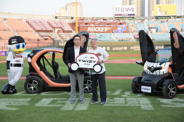 △ 박동훈 르노삼성자동차 사장(사진 가운데 오른쪽)이 15일 롯데자이언츠에 트위지 2대를 기증했다. 사진=르노삼성자동차.