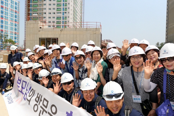 △지난 16일 대우건설 임직원 부모님들이 인천 서창 센트럴 푸르지오 현장을 방문하고 둘러보는 시간을 가졌다. /사진제공=대우건설
