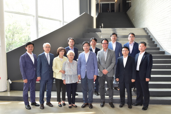 △나혜석 전시홀 개막식 참석자들이 수원시립아이파크미술관에서 기념촬영을 하고 있다. /사진제공=현대산업개발