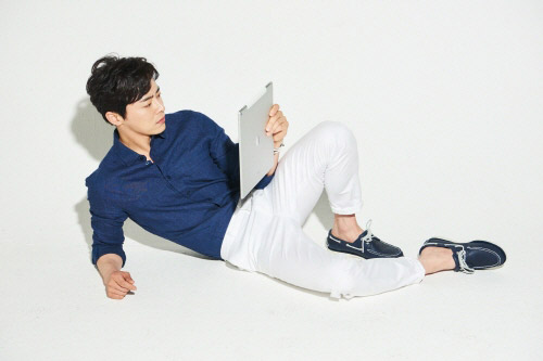 배우 조정석, 기초영어회화 야나두 지면 광고 촬영컷 공개