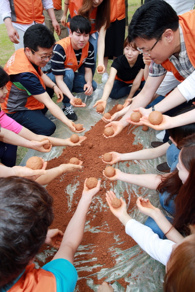 △호반사랑나눔이 봉사단이 'EM흙공 만들기'를 하고 있다. /사진제공=호반건설