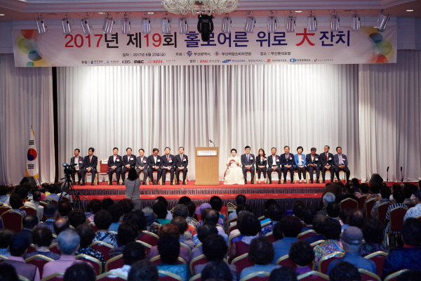 △르노삼성자동차는 지역사회 기여의 일환으로 '홀로 어른 위로 대잔치'에 12년째 후원사로 참여하고 있다. /사진제공=르노삼성자동차