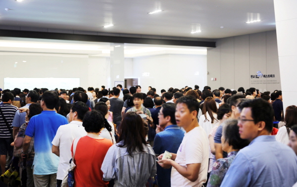 △'판교 더샵 퍼스트파크' 견본주택을 방문한 내방객들이 각 유니트에 들어가기 위해 2시간 이상 기다리는 진풍경을 연출했다. /사진제공=포스코건설