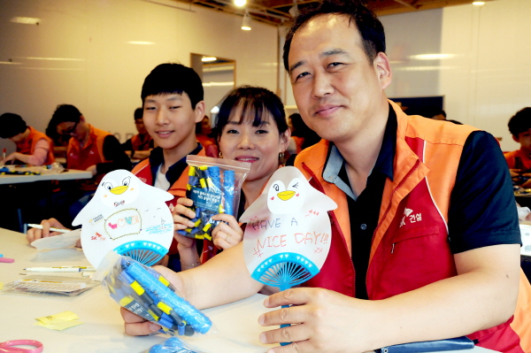 △SK건설 임직원 가족이 직접 만든 줄넘기와 부채를 들고 기념촬영을 하고 있다. /사진제공=SK건설