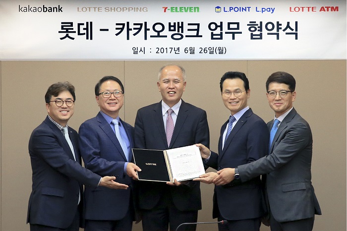 (좌측부터)지난 26일 서울 중구 소공동 롯데빌딩 대회의실에서 열린 ‘롯데-카카오뱅크 업무 협약식’에서 강승하 롯데멤버스 대표이사, 정승인 코리아세븐 대표이사, 이용우 카카오뱅크 공동대표, 임병연 롯데쇼핑 부사장, 이찬석 롯데피에스넷 대표이사가 기념촬영을 하고 있다. 롯데그룹 제공