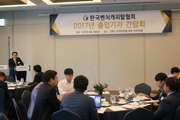 △이용성 한국벤처캐피탈협회 회장이 기자간담회에서 인사말을 하고 있다./사진제공=한국벤처캐피탈협회