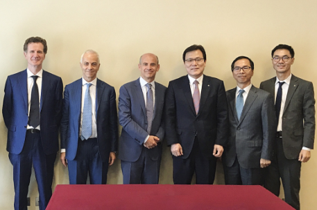 최종구 수출입은행장(사진 맨왼쪽부터 네 번째)과 마시모 몬다찌 이탈리아 eni 최고재무책임자(사진 맨왼쪽부터 세 번째)가 26일(현지시간) 로마 쉐라톤호텔에서 면담하고 관계자들과 함께 기념촬영을 하고 있다. / 사진제공= 수출입은행