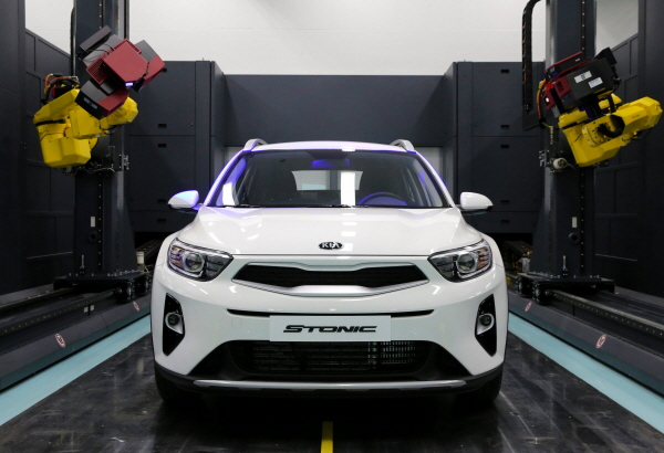 △ 27일 남양연구소에서 진행된 '스토닉 사전 미디어 설명회'에서 공개된 기아자동차 소형 SUV '스토닉'. 사진=기아자동차.