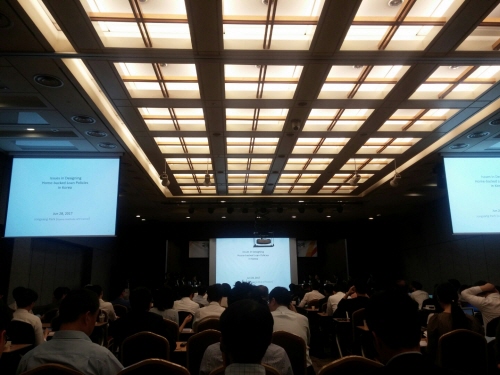 한국금융연구원은 28일 서울 중구 은행회관에서 '국제적 관점에서 본 가계부채 리스크에 대응한 정책과제' 세미나를 개최했다.