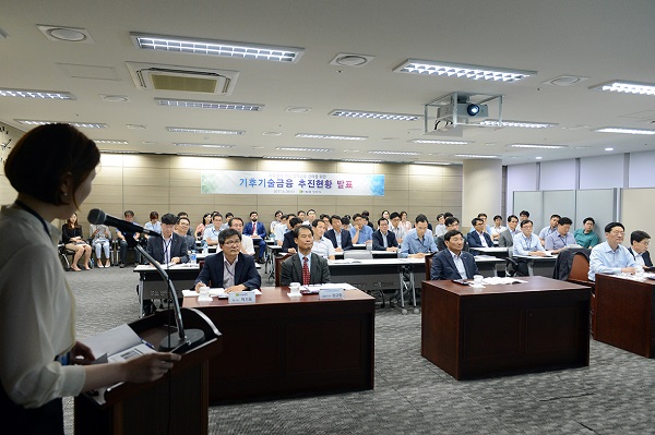 △기술평가부 실무자가 현재 추진하고 있는 기후기술금융 현황을 발표하고 있다./사진제공=기술보증기금
