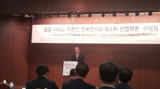 한국금융연구원과 김앤장 법률사무소가 29일 명동 은행회관에서 개최한 '금융서비스 부문간 컨버전스와 제4차 산업혁명 규제적 대응' 세미나 축사에 나선 최운열 더불어민주당 의원.