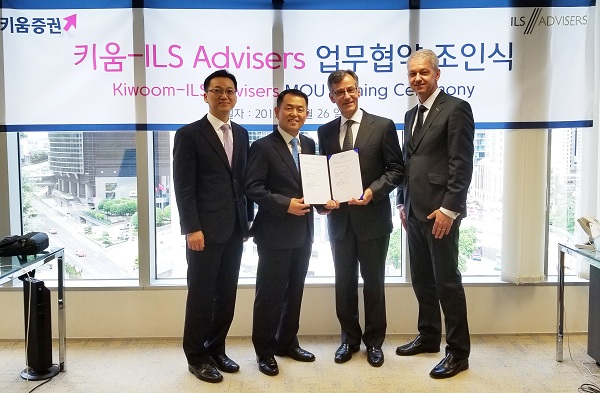 △키움증권이 26일 홍콩 ILS 어드바이저(Advisers) 본사에서 업무협약(MOU)을 체결하고 기념사진을 촬영하고 있다. 사진 왼쪽부터 민석주 키움증권 투자솔루션팀장, 김호범 키움증권 상무, 한스루돌프 슈미드 ILS Advisers 공동대표, 스테판 크라우치 ILS Advisers 대표./사진=키움증권