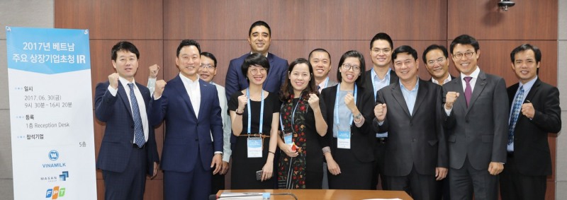 한국투자증권이 30일 국내 첫 '베트남 주요 상장기업 초청 IR' 행사를 개최하고 기념촬영을 하고 있다. 김성환 경영기획총괄 부사장(왼쪽 두번째), 윤희도 리서치센터장(왼쪽 첫번째), 이준재 법인본부장(오른쪽 두번째).