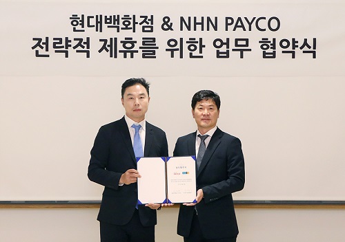 지난 29일 NHN엔터테인먼트 판교 사옥에서 정지영 현대백화점 전무(좌측)와 정연훈 NHN페이코 대표가 ‘현대백화점-NHN페이코’ 업무협약을 체결하고 기념촬영을 하고 있다. 현대백화점 제공