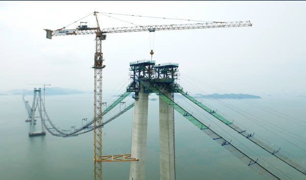△해상 160m 높이의 공중에서 케이블 가설 작업을 준비하고 있다. /사진제공=대림산업