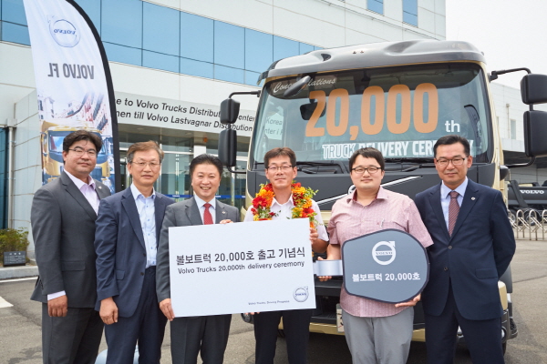 △볼보트럭코리아는 평택 볼보트럭 종합출고센터에서 2만번 째 출고차량인 볼보 FL 스페셜 트럭 구매 고객 김종복 씨를 초청해 차량 출고식을 진행했다. /사진제공=볼보트럭코리아