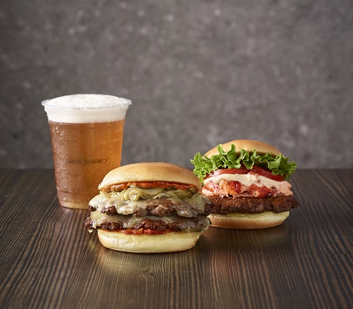 SPC그룹이 운영하는 쉐이크쉑이 국내 론칭 1주년 기념으로 한정 판매하는 ‘서프앤쉑’과 ‘더밍글스버거’.SPC그룹 제공