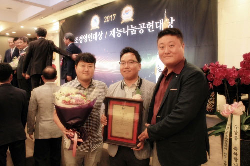 ▲(사)한국재능기부협회 식품의약품안전처장 표창을 수상한 킹콩부대찌개