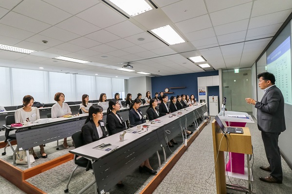 △SBI저축은행은 상반기 신입텔러 공채 전형을 통해 선발된 20명의 신입텔러들이 교육을 받고 있다./사진제공=SBI저축은행