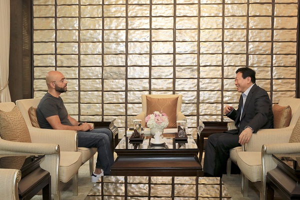 5일 오전 서울 소공동 롯데호텔 3층 사파이어볼룸에서 진행된 임원 조찬 포럼 이후 신동빈 롯데 회장과 모 가댓 구글X 신사업개발 총괄책임자가 면담을 진행하고 있다. 롯데그룹 제공