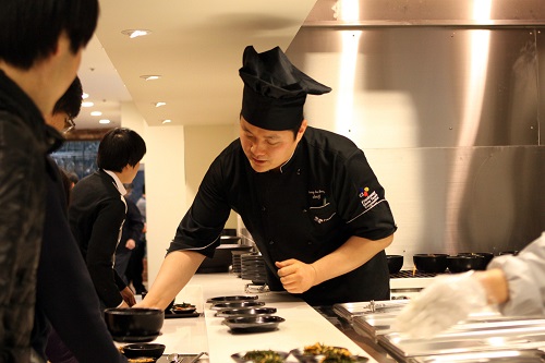 CJ프레시웨이 관계자가 단체급식 사업장에서 고객사 임직원에게 급식 서비스를 진행하고 있다. CJ프레시웨이 제공