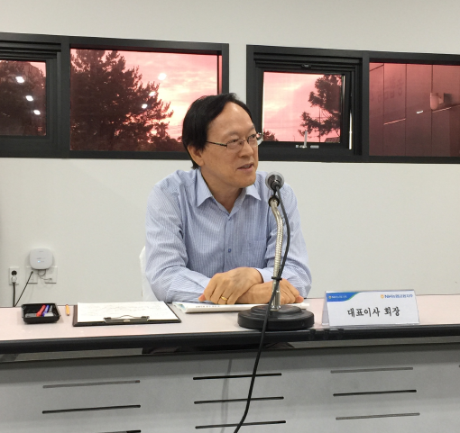 △ 김용환 NH농협금융지주 회장이 7일 제주 서귀포시 농협은행 수련원에서 열린 '농협금융 2020 경영혁신 토론회'에서 당부의 말을 전하고 있다. / 사진제공= 농협금융지주