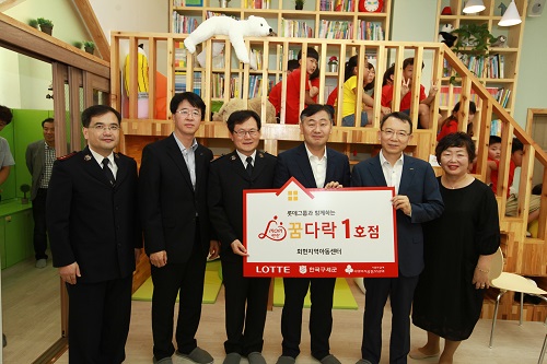 (좌측부터)9일 전라북도 군산시 회현면에 위치한 지역아동센터 ‘mom편한 꿈다락’ 1호점에서 임석재 구세군자선냄비본부 배분실장, 김은수 롯데주류 군산공장 공장장, 신재국 구세군자선냄비본부 사무총장, 김관영 국민의당 의원, 오성엽 롯데 경영혁신실 커뮤니케이션팀 부사장, 최영순 회현지역아동센터 센터장이 오픈 행사를 갖고 기념촬영을 하고 있다. 롯데 제공