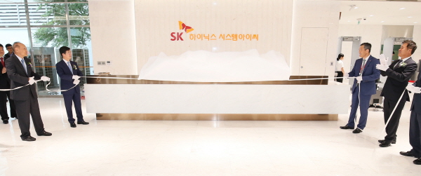 △ SK하이닉스 시스템아이씨 출범식에서 김준호 SK하이닉스 시스템아이씨 사장(사진 오른쪽 두번째)과 박성욱 SK하이닉스 부회장(사진 왼쪽 두번째) 등이 제막식을 진행하고 있다. 사진=SK하이닉스.