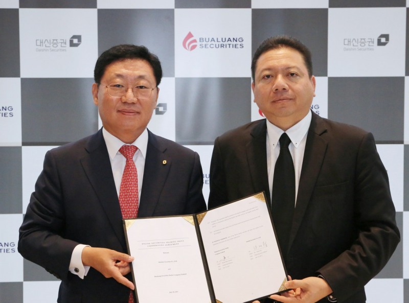 나재철 대신증권 대표(사진 왼쪽)와 피쳇 시띠암누아이 부알루앙증권 대표가 온라인 협력사업 계약에 서명하고 기념촬영을 하고 있다.