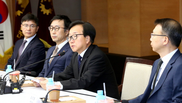 △ 이동근 대한상공회의소 상근 부회장(사진 가운데)이 11일 오전 상의회관 20층에서 열린 '대한상의-대기업간 간담회'에서 발언하고 있다. 사진=대한상공회의소.