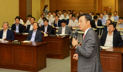 김용환 농협금융지주 회장이 11일 서울 서대문 농협은행 본관에서 열린 정보보호 교육을 듣고 있다. 사진 앞줄 왼쪽부터 오병관 농협금융지주 부사장, 김용환 농협금융지주 회장, 이경섭 농협은행장. /사진제공= 농협금융지주