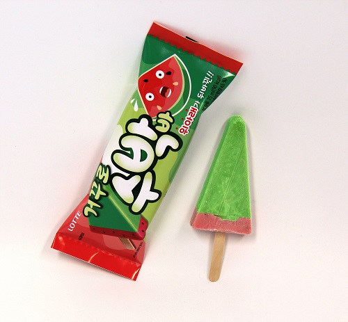 롯데제과가 지난달 29일 출시한 ‘거꾸로 수박바’. 롯데제과 제공