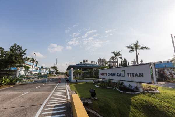 △ 롯데케미칼 타이탄 공장. 사진=롯데케미칼.