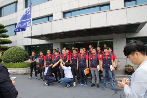 △ 현대자동차 노동조합이 지난 6일 올해 단체교섭 결렬을 선언하고 있다. 사진=현대자동차 노동조합.