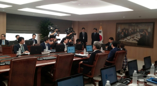 13일 6인 체제로 가동된 7월 한국은행 금융통화위원회 회의 모습. 이주열 한은 총재가 의사봉을 두드려 회의 시작을 알리고 있다. 