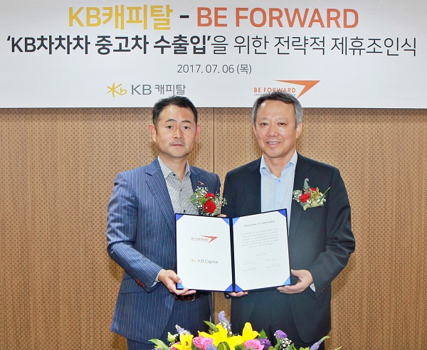 △박지우 KB캐피탈 대표이사(왼쪽)와 미즈야마 에이이치 BE FORWARD 영업총괄이사가 협약식 후 기념촬영을 하고 있다./사진=KB캐피탈