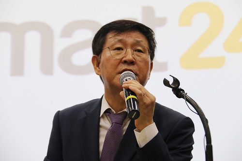 13일 서울 코엑스에서 열린 ‘이마트위드미 새 경영전략 발표’ 기자간담회에서 김성영 이마트위드미 대표가 기자들의 질문에 답하고 있다. 신세계그룹 제공