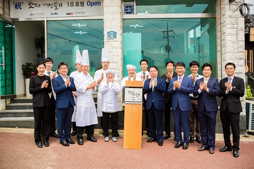 (좌측부터) 13일 호텔신라 ‘맛있는 제주만들기’ 18호점 재개장식에 참석한 탁윤태 JIBS 대표이사, 조용미·이명성 세평맛집 사장, 하주호 호텔신라 전무 등 관계자들이 기념촬영을 하고 있다. 호텔신라 제공