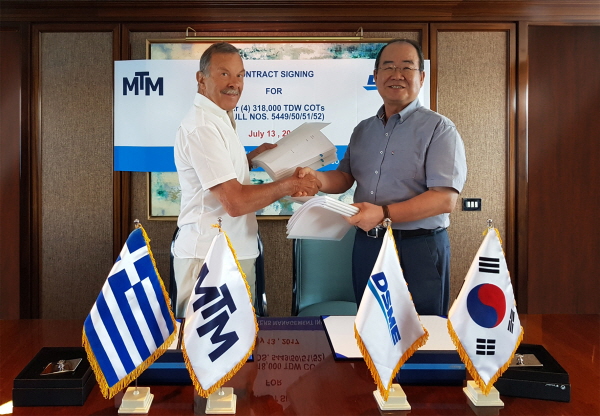 △13일(현지시간) 그리스에서 정성립 대우조선해양 사장(사진 오른쪽)과 존 안젤리쿠시쿠시스 안젤리쿠시스 그룹 회장(사진 왼쪽)이 초대형유조선 건조 계약서에 서명한 뒤 악수를 하고 있다. 사진=대우조선해양.