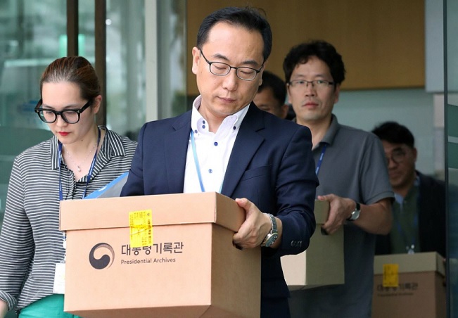 △ 청와대가 지난 14일 공개한 박근혜 정부 기록물 대통령 기록관 이관 작업 사진. 사진 = 청와대