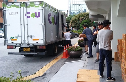 16일 BGF리테일이 폭우 피해를 입은 청주지역에 긴급구호물품을 지원하고 있다. BGF리테일 제공