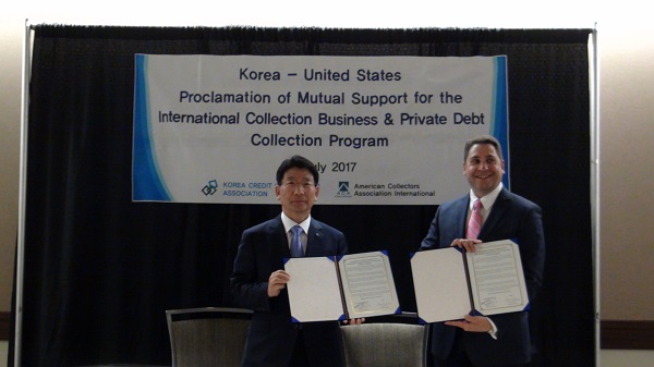 △김희태 신용정보협회 회장(왼쪽)과 Richard j. Perr ACA 회장이 협약식 후 기념촬영을 하고 있다./사진=신용정보협회