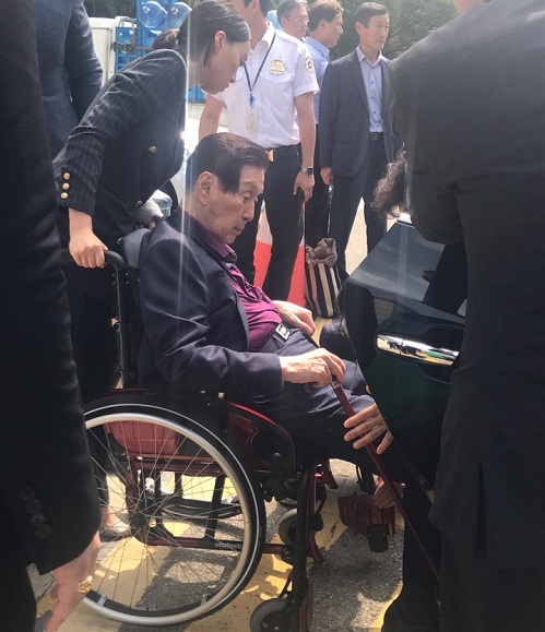 신격호 롯데그룹 총괄회장이 서울중앙지방법원에서 열린 ‘롯데가 오너 비리’ 공판을 마친 뒤 차에 올라타고 있다. 한국금융신문DB