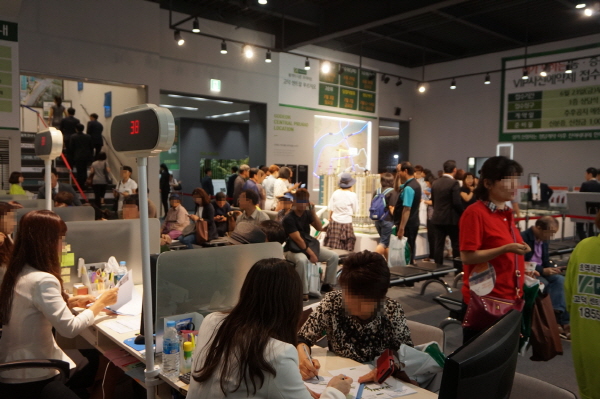 △고덕 센트럴 푸르지오 견본주택을 방문한 한 내방객이 청약상담을 받고 있다. 사진=대우건설