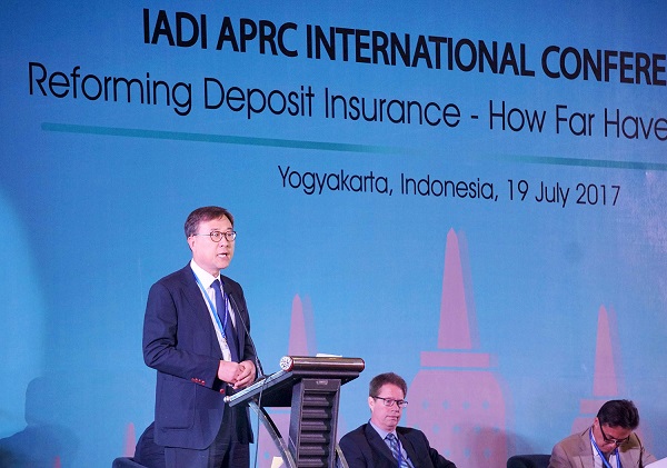 △예금보험공사 곽범국 사장이 19일 인도네시아 욕야카르타에서 개최된 제15차 국제예금보험기구협회(IADI) 아태지역위원회 국제컨퍼런스에서 주최 기관인 인도네시아 예금보험공사의 특별요청으로 '한국 예보의 금융위기 극복경험과 미래'라는 주제로 발표를 하고 있다./사진=예금보험공사