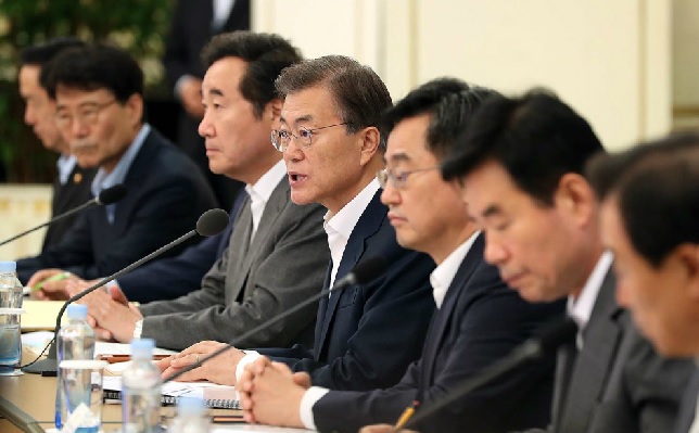 △ 문재인 대통령(왼쪽에서 네 번째)이 20일 오후 국가재정전략회의에 돌입하면서 모두 발언하고 있다. / 사진=청와대.